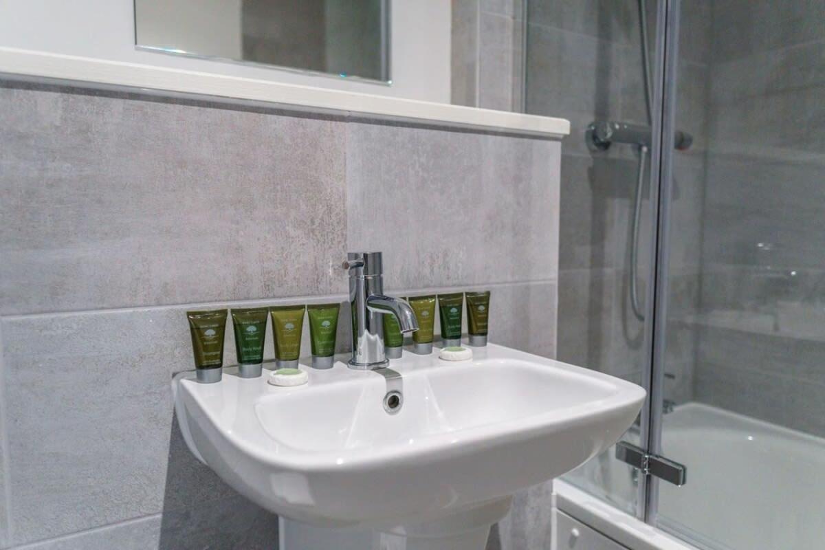 Stunning 2 Bed Apartment In Salford With Views Manchester Extérieur photo