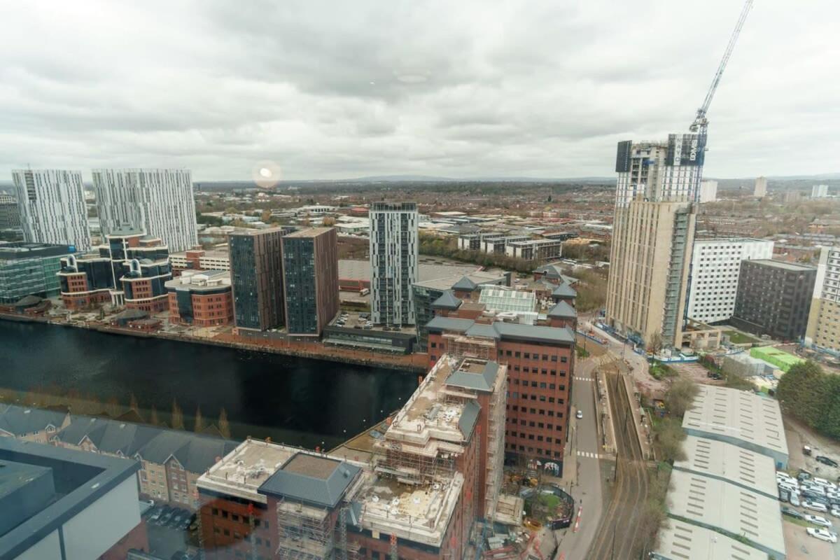 Stunning 2 Bed Apartment In Salford With Views Manchester Extérieur photo